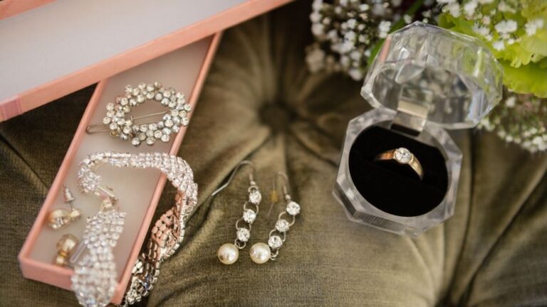Why Jewelry Auctions? The Benefits of Buying at Auction vs Retail